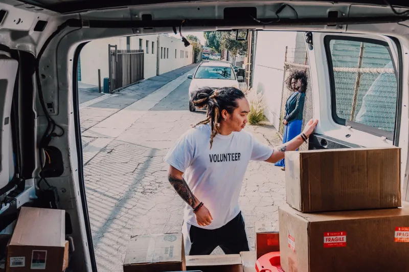 No Insurance, No Waiting Room, No Problem: How Mobile Clinics Are Rewriting the Rules for Uninsured Americans